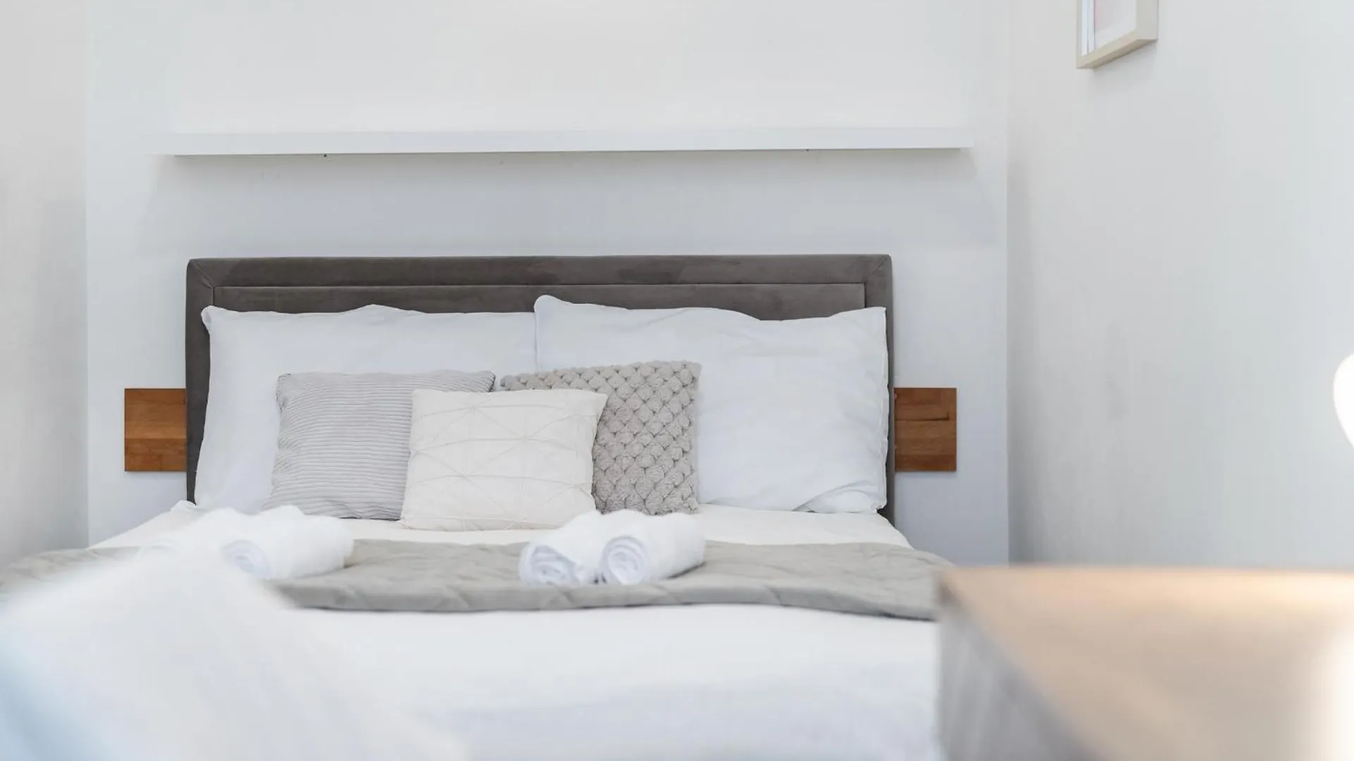 10 Minutes Wenceslas Square Apartment In Pragueの連絡先